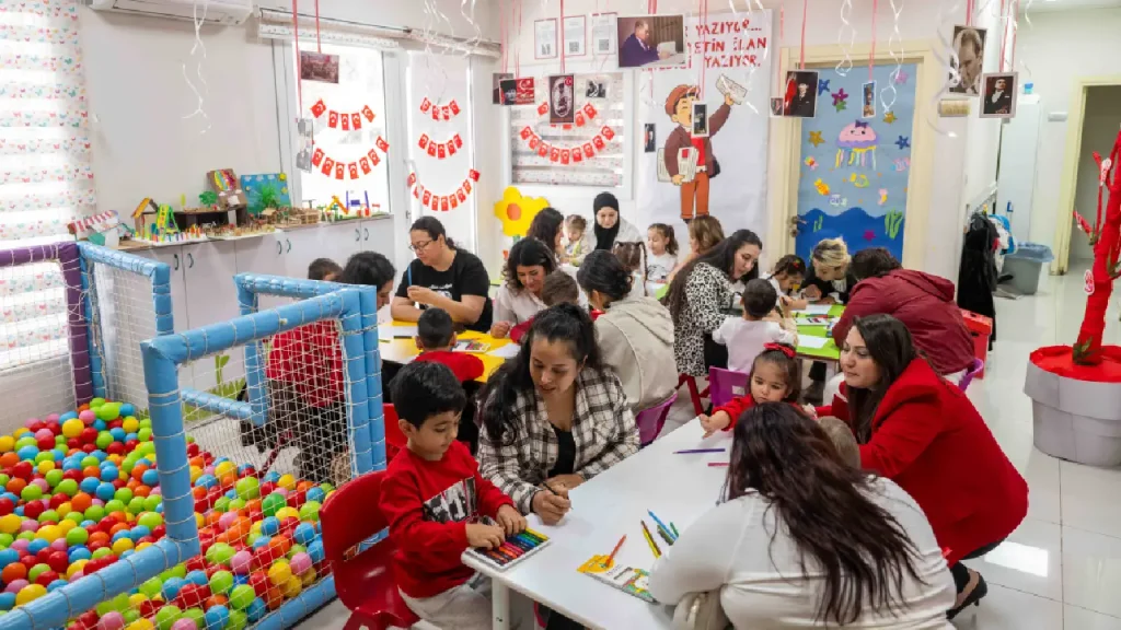 Bornova'da Cumhuriyet Bayramı coşkusu çocuklarla başladı