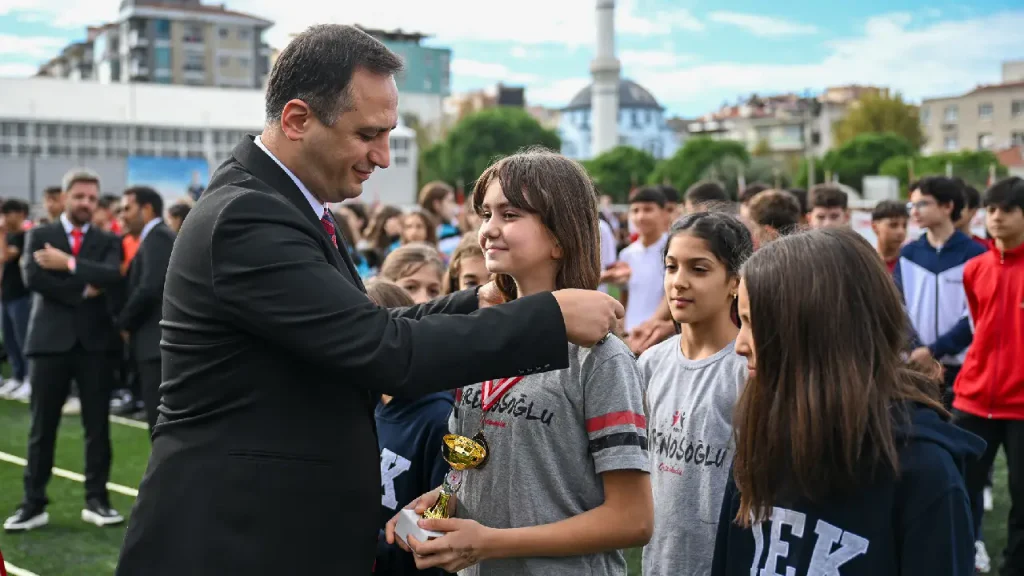 Bornova’da Cumhuriyet coşkusu: Binlerce vatandaş tek yürek oldu