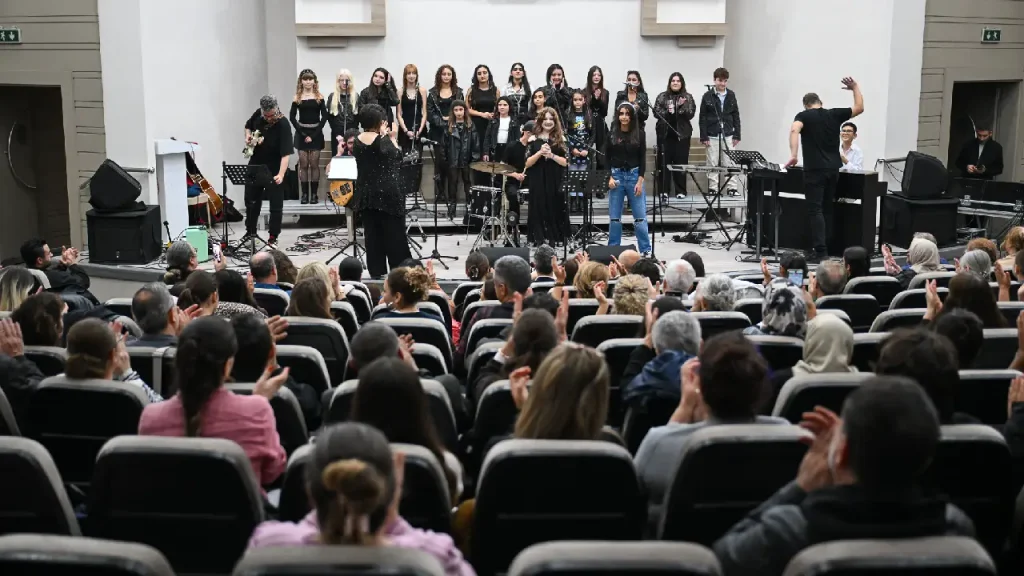 Bornova'da Cumhuriyet Bayramı coşkusu çocuklarla başladı
