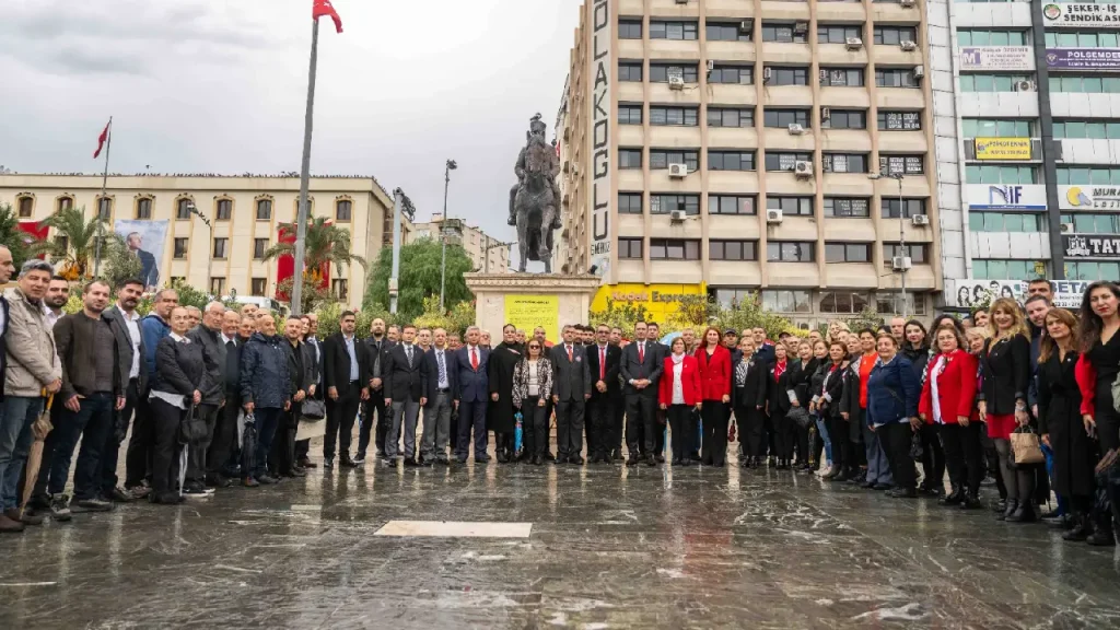 Bornova’da Cumhuriyet coşkusu: Binlerce vatandaş tek yürek oldu