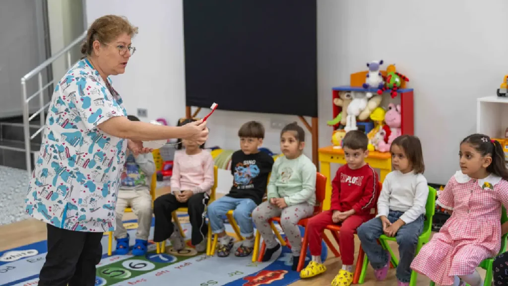 Bornova’nın miniklerine diş dostu eğitim 1 Bornova’nın miniklerine diş dostu eğitim