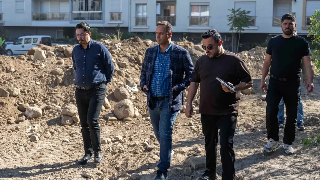 Bornova'da yıllardır süren kabus sona erdi! Erzene Mahallesi'ne yeni otopark ve yol müjdesi 2 Bornova'da yıllardır süren kabus sona erdi! Erzene Mahallesi'ne yeni otopark ve yol müjdesi