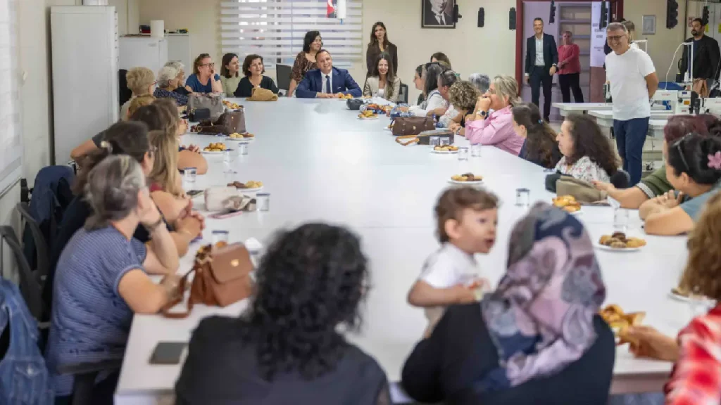 Bornova’da kadın emeğiyle yoksullaşmaya karşı duruş: ‘Kadınlar kapitalizmi yenecek’ 1 Bornova’da kadın emeğiyle yoksullaşmaya karşı duruş: ‘Kadınlar kapitalizmi yenecek’