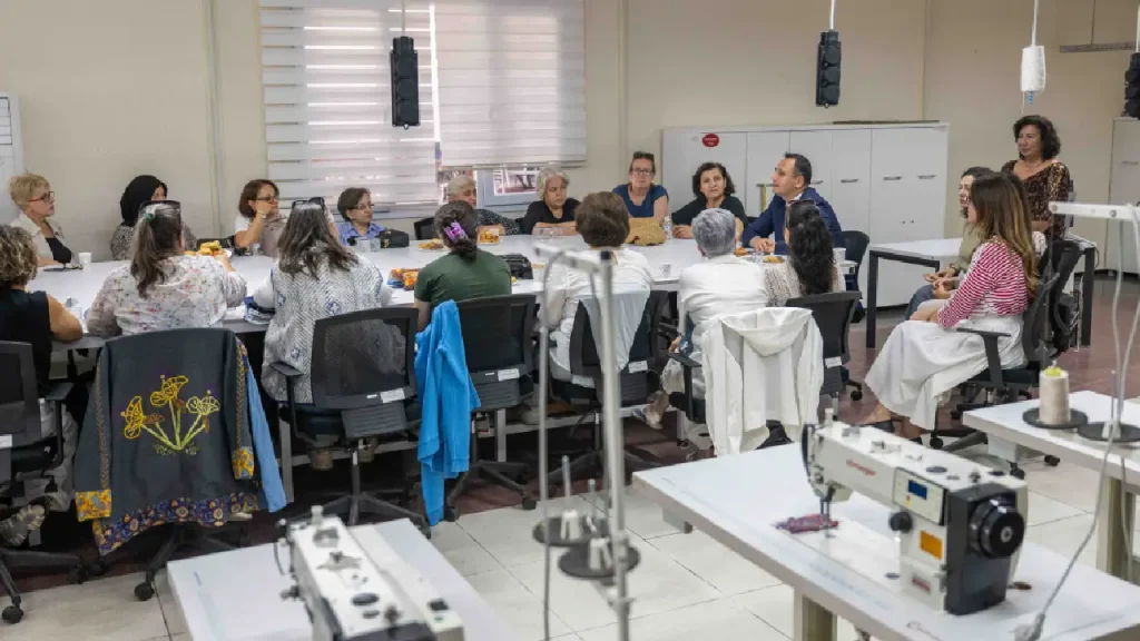 Bornova’da kadın emeğiyle yoksullaşmaya karşı duruş: ‘Kadınlar kapitalizmi yenecek’ 4 Bornova’da kadın emeğiyle yoksullaşmaya karşı duruş: ‘Kadınlar kapitalizmi yenecek’