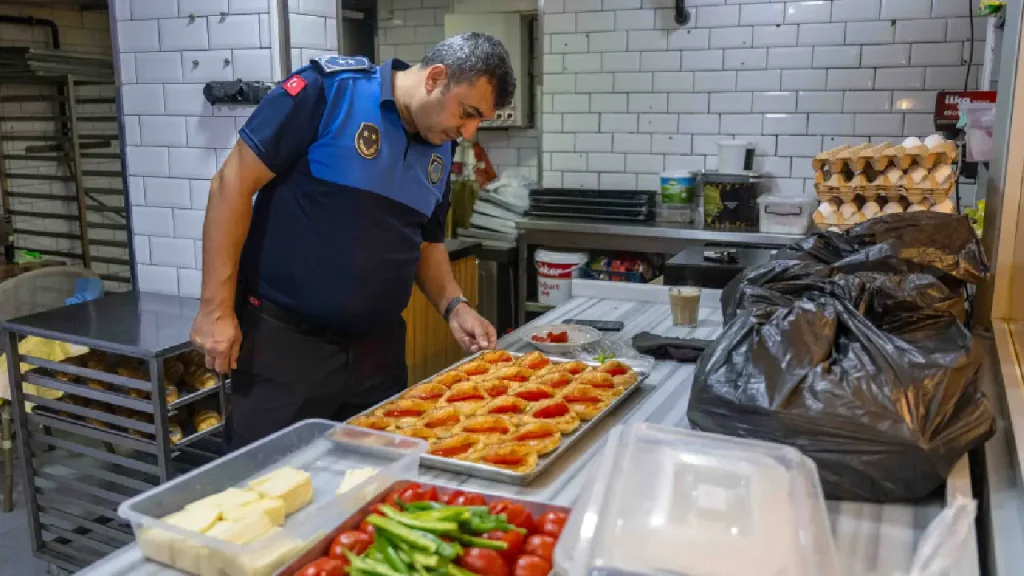 Bornova’da kaldırımlar özgürleşiyor: Başkan Eşki güne sabah denetimiyle başladı