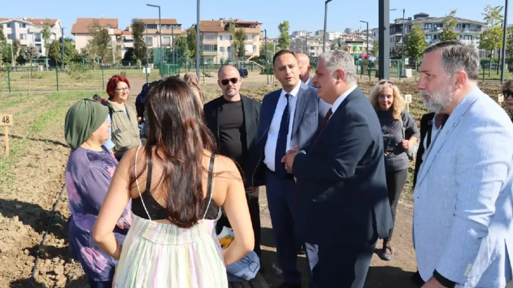 Bornova’nın üretim modeli Türkiye’ye yayılıyor! Yalova’nın ilk kent bostanı Bornova rehberliğiyle açıldı 1 Bornova’nın üretim modeli Türkiye’ye yayılıyor! Yalova’nın ilk kent bostanı Bornova rehberliğiyle açıldı
