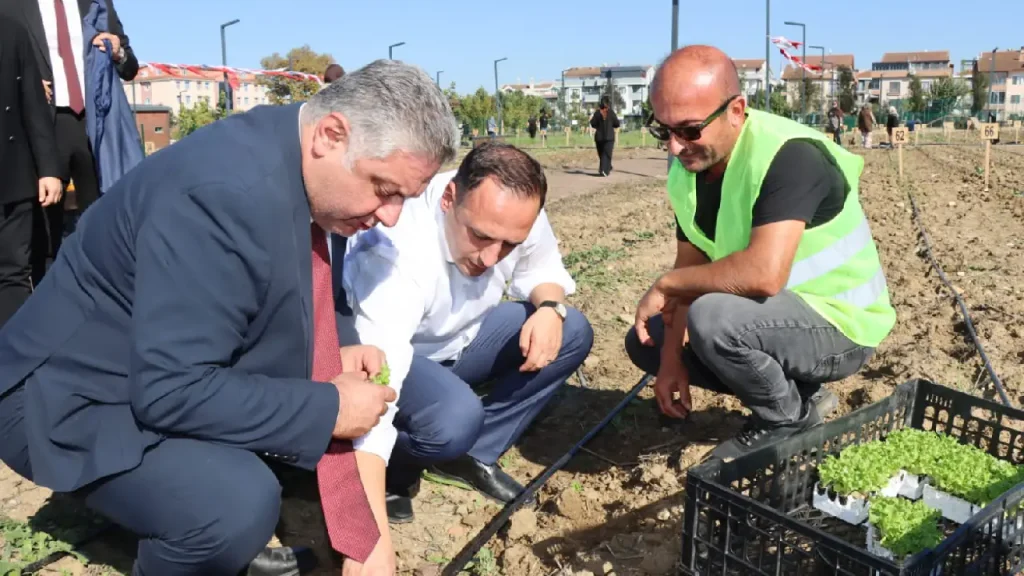 Bornova’nın üretim modeli Türkiye’ye yayılıyor! Yalova’nın ilk kent bostanı Bornova rehberliğiyle açıldı 4 Bornova’nın üretim modeli Türkiye’ye yayılıyor! Yalova’nın ilk kent bostanı Bornova rehberliğiyle açıldı