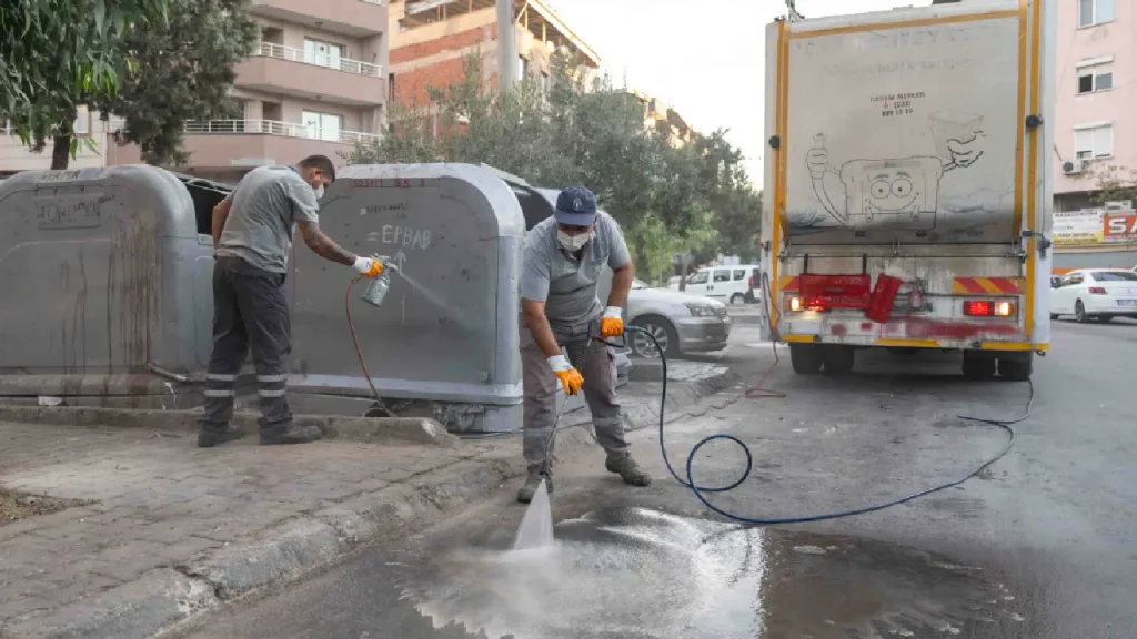 Bornova’da şafak mesaisi: Rafetpaşa Mahallesi köşe bucak temizlendi