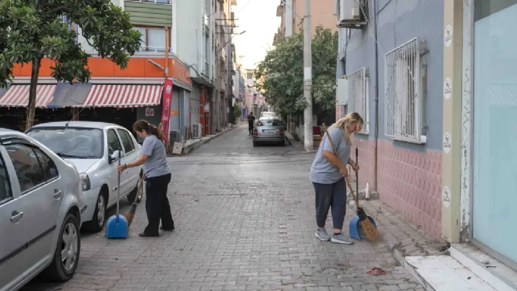 Bornova’da şafak mesaisi: Rafetpaşa Mahallesi köşe bucak temizlendi
