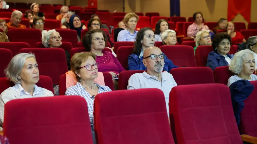 Buca’nın 3. Yaş Üniversitesi’nde ilk ders zili çaldı
