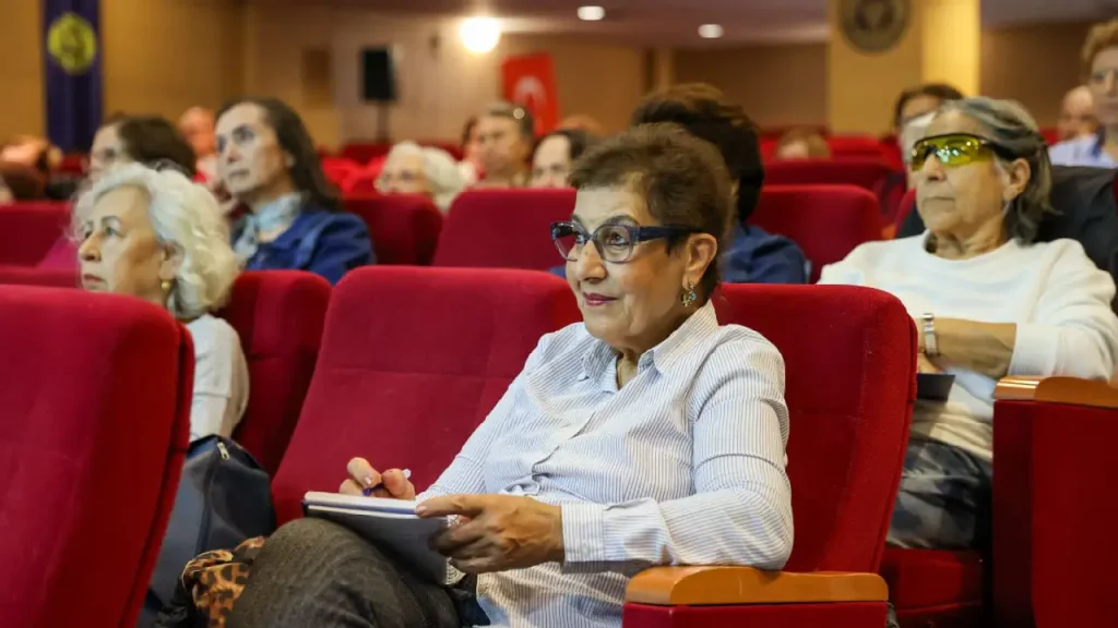 Buca’nın 3. Yaş Üniversitesi’nde ilk ders zili çaldı
