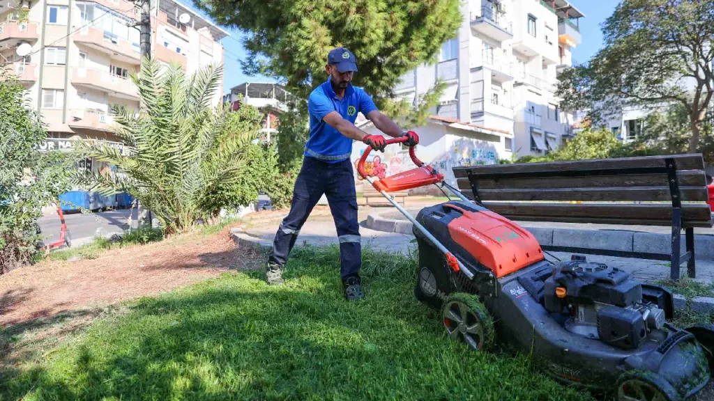 Buca'da yeşil alanlara sonbahar dokunuşu: 47 mahallede bakım seferberliği!