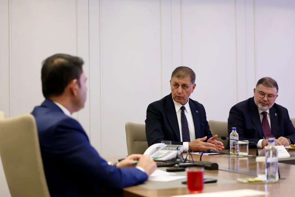 Ankara’da İzmir zirvesi: Bakanlıkta kentsel dönüşüm ve körfez eylem planı için masa kuruldu 1 Ankara’da İzmir zirvesi: Bakanlıkta kentsel dönüşüm ve körfez eylem planı için masa kuruldu