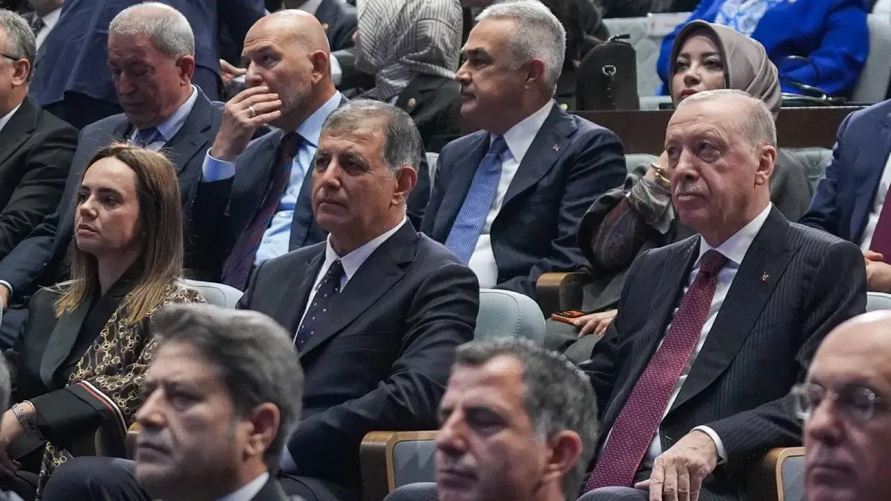 Cumhurbaşkanı Erdoğan’dan salona Cemil Tugay ile girdi yan yana oturdu: “İzmir bugün bir başka, coşkulu" 1 Cumhurbaşkanı Erdoğan’dan salona Cemil Tugay ile girdi yan yana oturdu: “İzmir bugün bir başka, coşkulu"