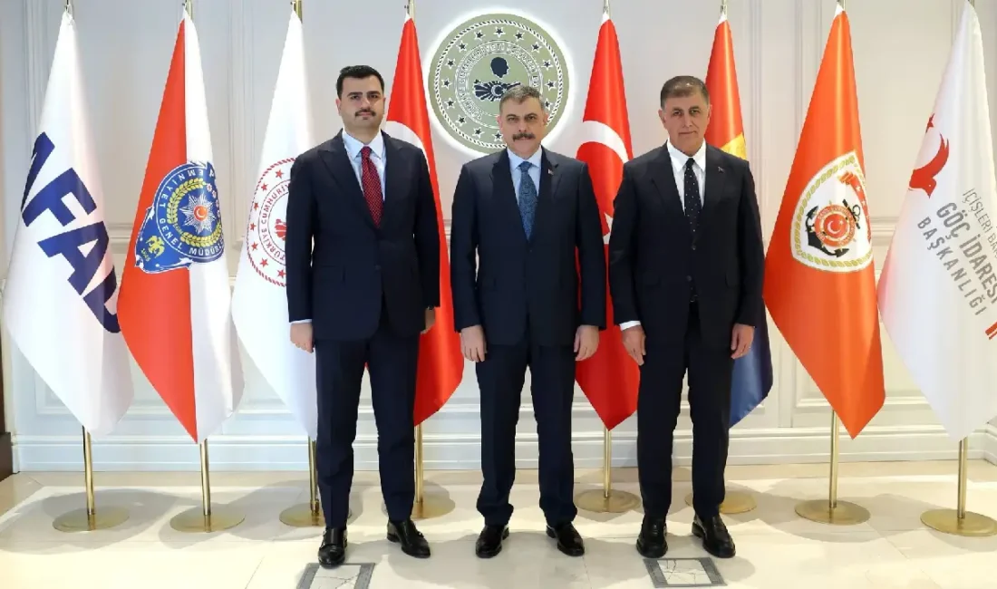 İzmir Büyükşehir Belediye Başkanı Cemil Tugay’ın Ankara hattında başlattığı idari