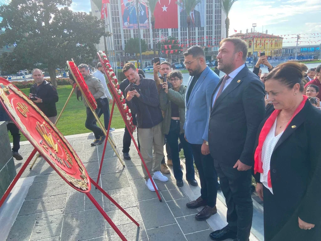 CHP İzmir örgütü Ata'nın huzurunda: 'Hepimiz Mustafa Kemal'iz'