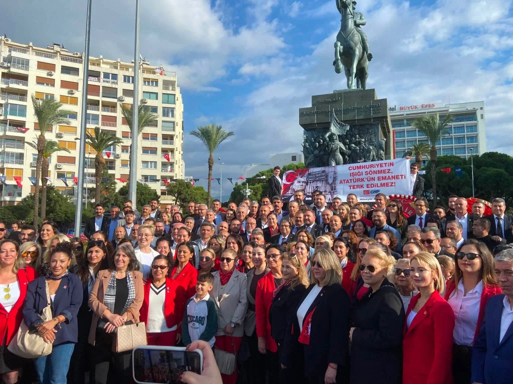 CHP İzmir örgütü Ata'nın huzurunda: 'Hepimiz Mustafa Kemal'iz'
