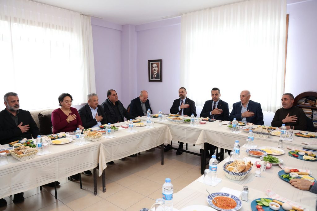 Başkan Yıldız Harmandalı Cemevi'nde talepleri dinledi