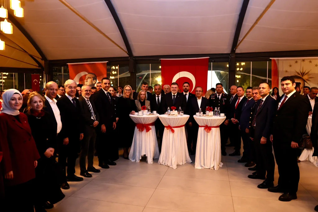 Çiğli’de görkemli 29 Ekim resepsiyonu: "Atatürk’ün yolunda sonuna kadar yürümeye devam edeceğiz!"