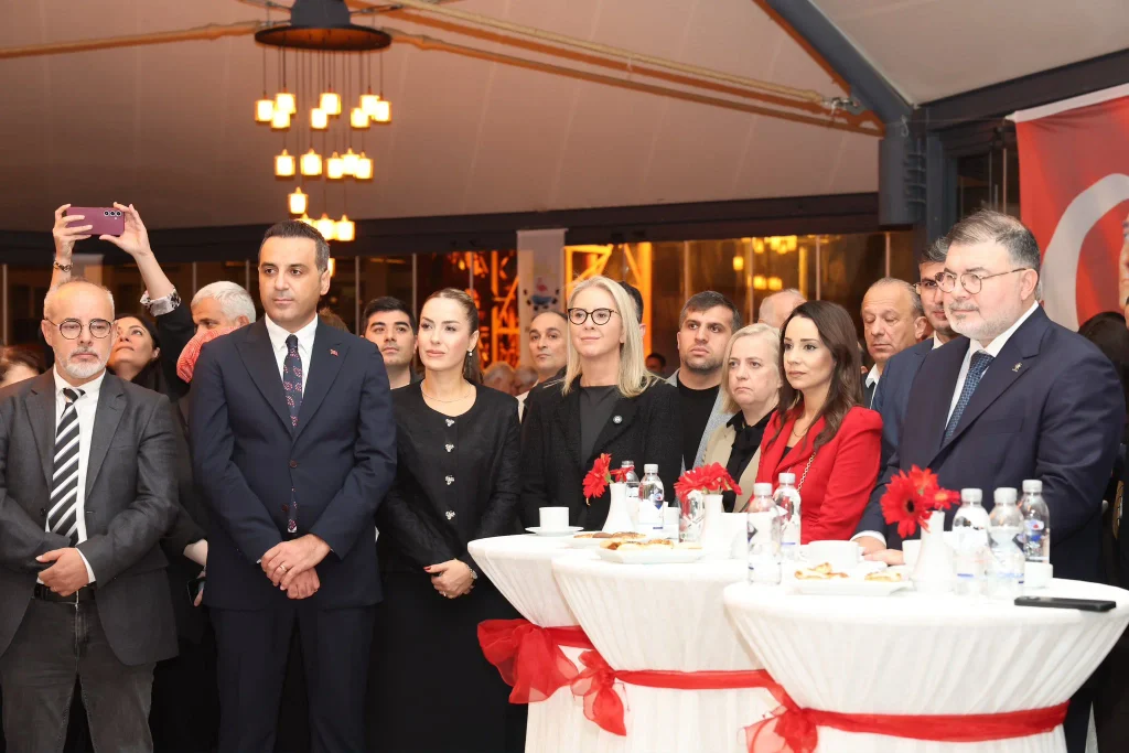Çiğli’de görkemli 29 Ekim resepsiyonu: "Atatürk’ün yolunda sonuna kadar yürümeye devam edeceğiz!"