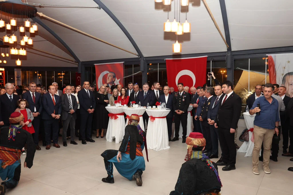 Çiğli’de görkemli 29 Ekim resepsiyonu: "Atatürk’ün yolunda sonuna kadar yürümeye devam edeceğiz!"