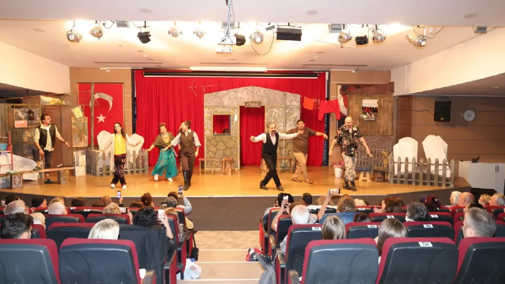 Çiğli’de kültür sanat etkinlikleri hız kazandı: Salonlar doldu taştı 1 Çiğli’de kültür sanat etkinlikleri hız kazandı: Salonlar doldu taştı