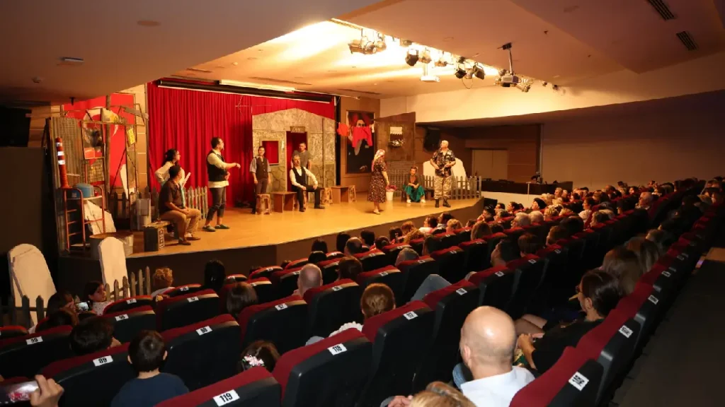 Çiğli’de kültür sanat etkinlikleri hız kazandı: Salonlar doldu taştı 3 Çiğli’de kültür sanat etkinlikleri hız kazandı: Salonlar doldu taştı