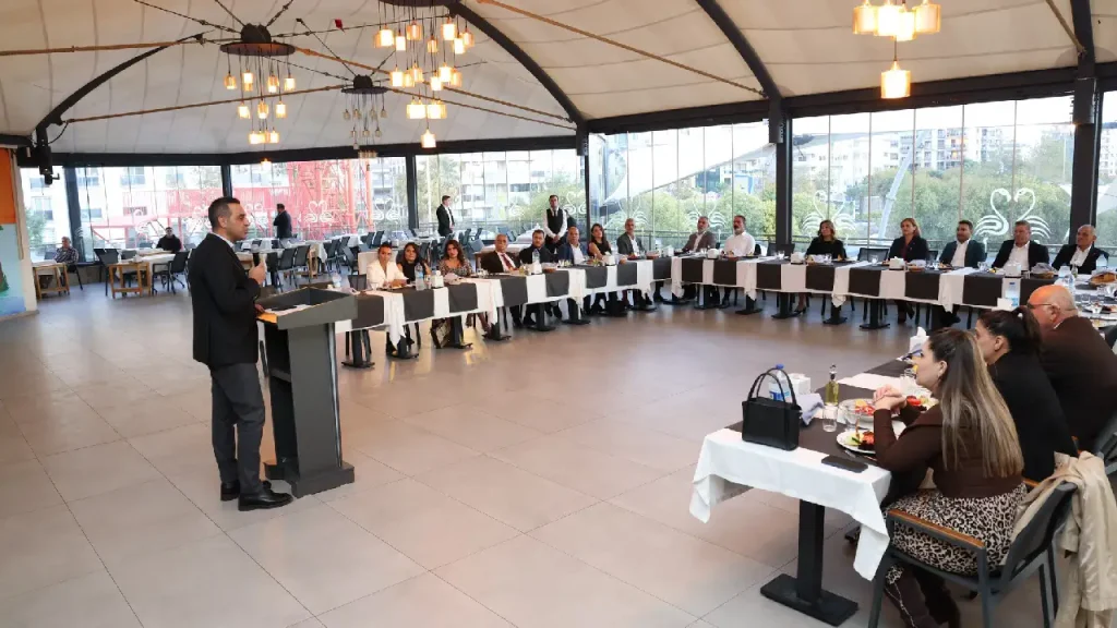 Çiğli'nin geleceği için ortak akıl zirvesi! Başkan Yıldız ve 26 mahalle muhtarı bir arada
