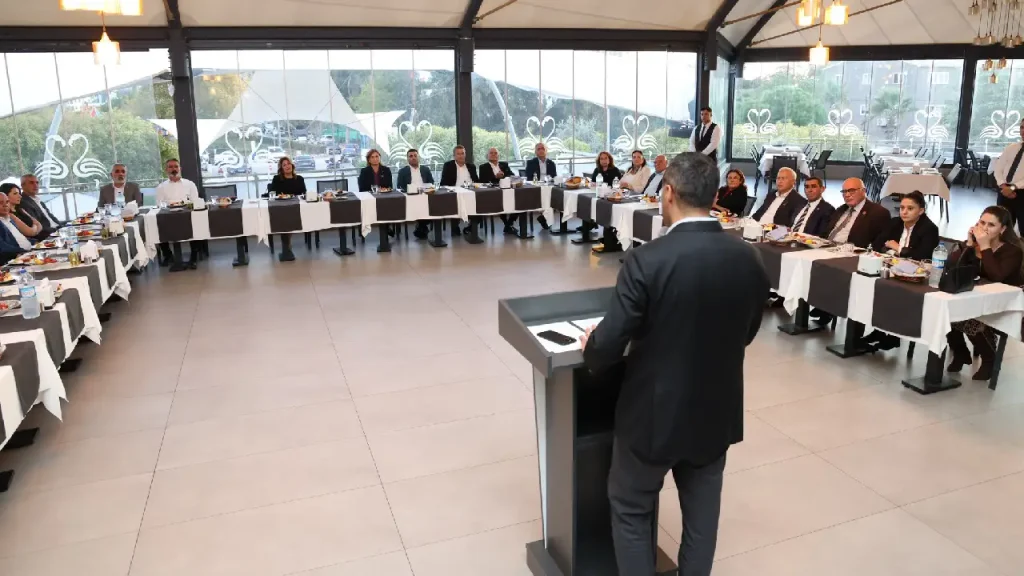 Çiğli'nin geleceği için ortak akıl zirvesi! Başkan Yıldız ve 26 mahalle muhtarı bir arada