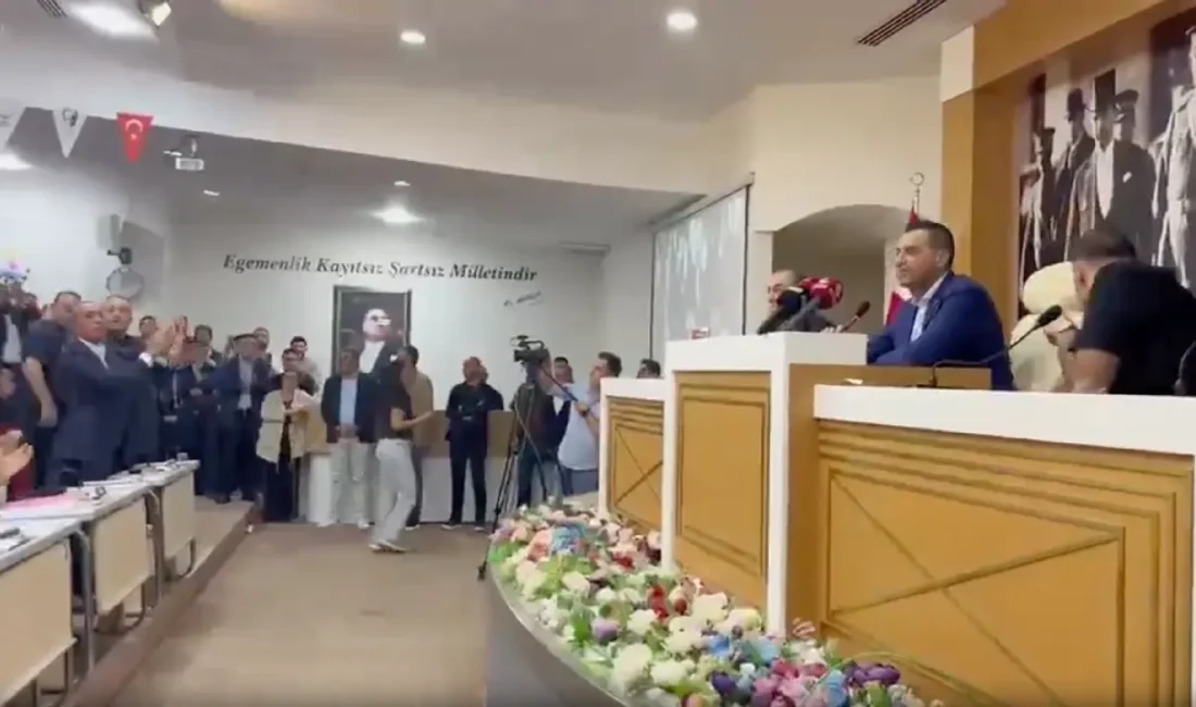 CHP’den AK Parti’ye geçen Çiğli Belediye Başkanı Onur Emrah Yıldız’ın