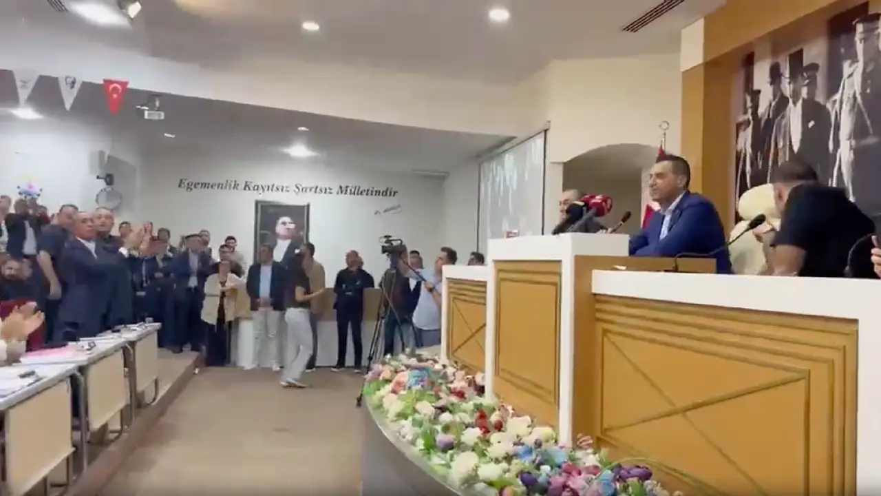 Çiğli Meclisi’nde tırmanan gerilim: Başkan Yıldız'a su şişesi atıldı