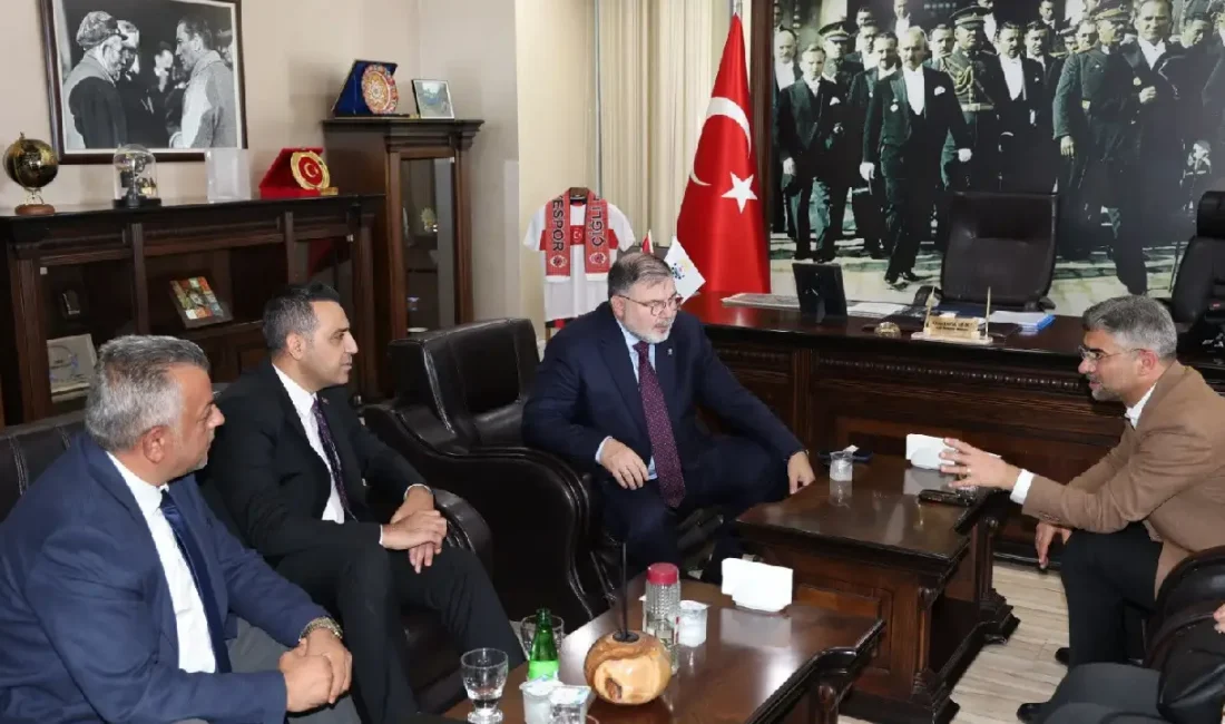 Çiğli Belediye Başkanı Onur Emrah Yıldız, makam odasındaki Mustafa Kemal