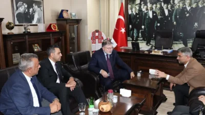 Çiğli Belediye Başkanı Onur Emrah Yıldız, makam odasındaki Mustafa Kemal