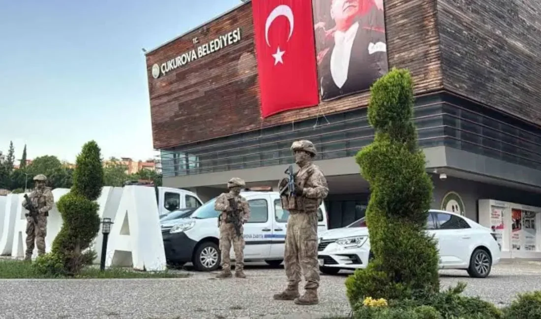 Adana’da sabah saatlerinde hareketli dakikalar yaşandı. Jandarma ekipleri, Çukurova Belediyesi’ne
