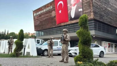 Adana’da sabah saatlerinde hareketli dakikalar yaşandı. Jandarma ekipleri, Çukurova Belediyesi’ne