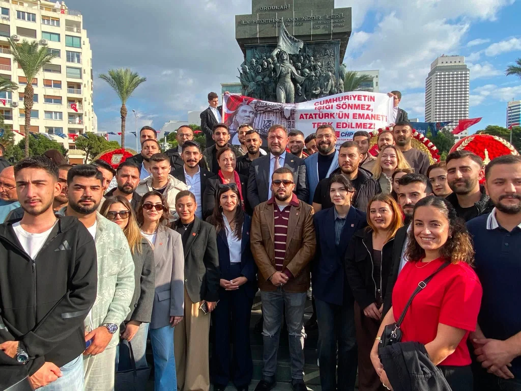 CHP İzmir örgütü Ata'nın huzurunda: 'Hepimiz Mustafa Kemal'iz'