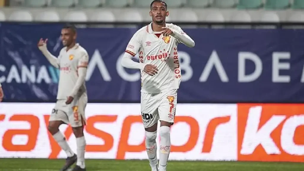 Göztepe deplasmanda fırtına gibi esti: Sezonun ilk galibiyeti 4 golle geldi 3 Göztepe deplasmanda fırtına gibi esti: Sezonun ilk galibiyeti 4 golle geldi