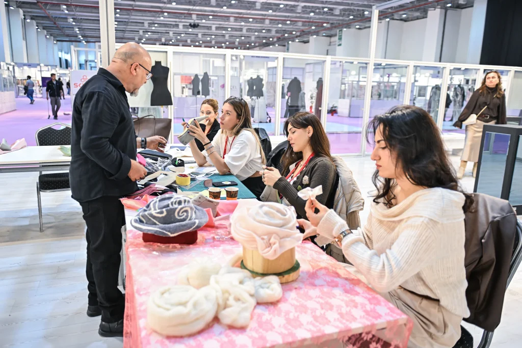 Atık kumaşlar gençlerin elinde sanata dönüştü! Fashion Prime Fuarı'nda fütürizm rüzgarı 2 Atık kumaşlar gençlerin elinde sanata dönüştü! Fashion Prime Fuarı'nda fütürizm rüzgarı