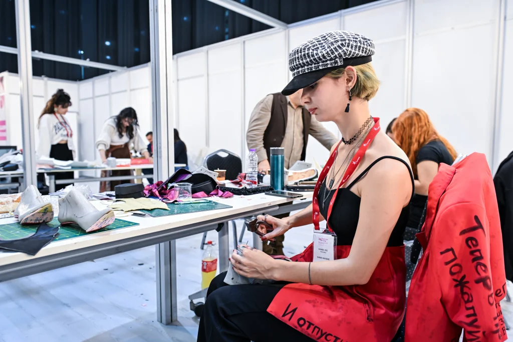 Atık kumaşlar gençlerin elinde sanata dönüştü! Fashion Prime Fuarı'nda fütürizm rüzgarı 1 Atık kumaşlar gençlerin elinde sanata dönüştü! Fashion Prime Fuarı'nda fütürizm rüzgarı
