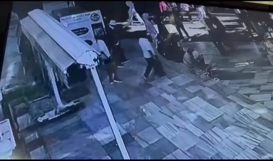 İstanbul Fatih’teki tarihi Nuruosmaniye Camii’nde abdest alan bir vatandaşın yanına