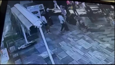İstanbul Fatih’teki tarihi Nuruosmaniye Camii’nde abdest alan bir vatandaşın yanına