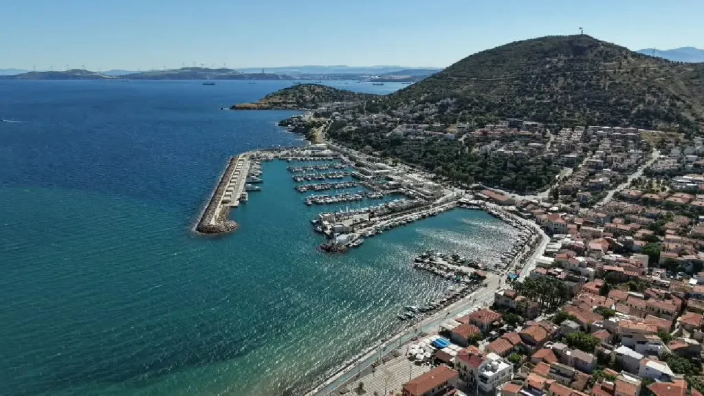 AK Parti'den Foça üzerinden İzmir'e yatırım vurgusu: "Potansiyeli gerçeğe dönüştürüyoruz"