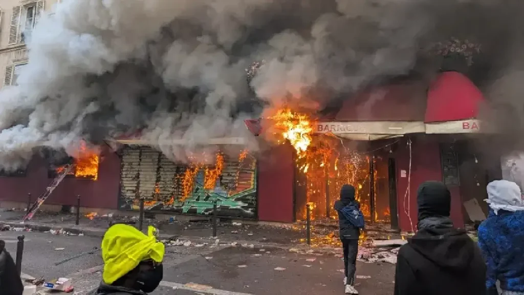 Fransa alev alev: Tarihi binalar yakıldı, belediye binası basıldı