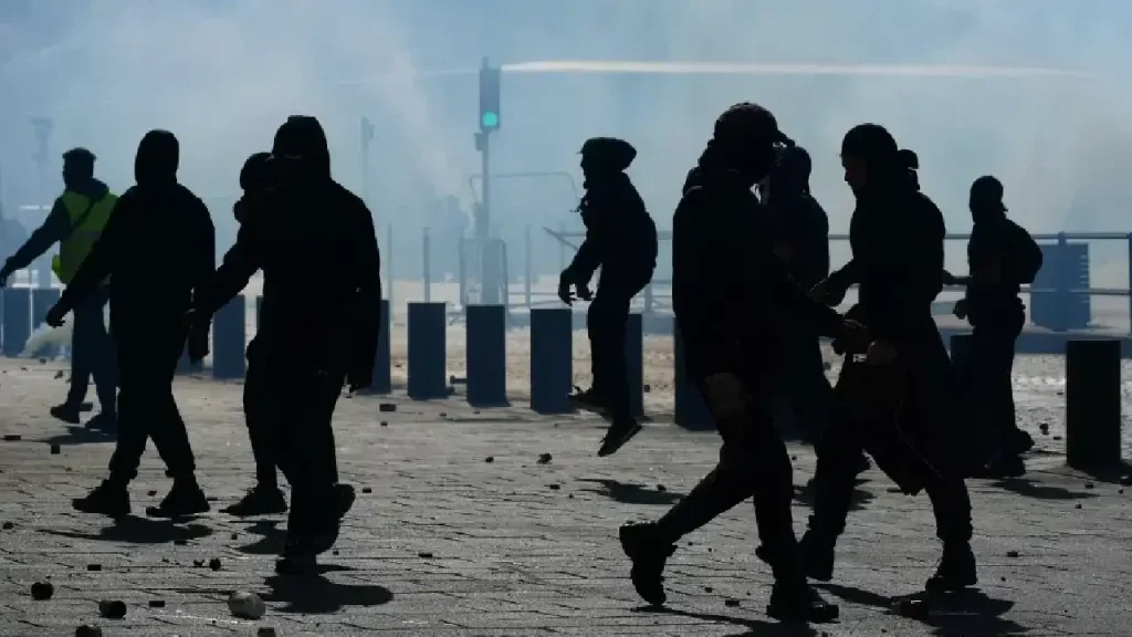 Fransa alev alev: Tarihi binalar yakıldı, belediye binası basıldı