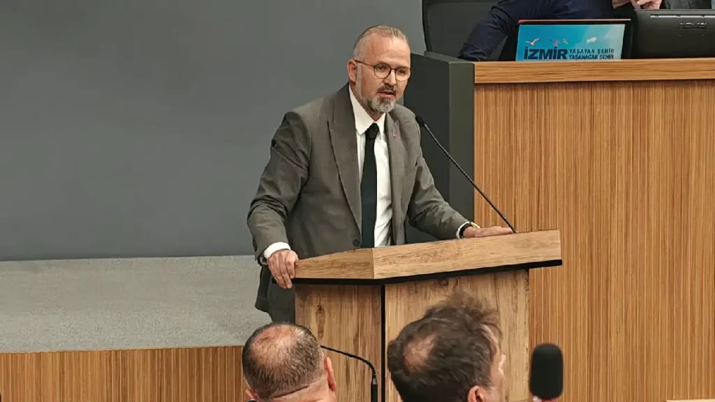 İzmir Büyükşehir Meclisi'nde siyaset kazanı kaynadı: “Kendilerine kabul, bize gelince suç ve günah!" 2 İzmir Büyükşehir Meclisi'nde siyaset kazanı kaynadı: “Kendilerine kabul, bize gelince suç ve günah!"