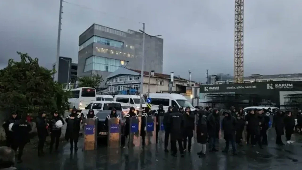 Halk TV’nin İstanbul’daki merkez binasına sabahın erken saatlerinde emniyet güçleri