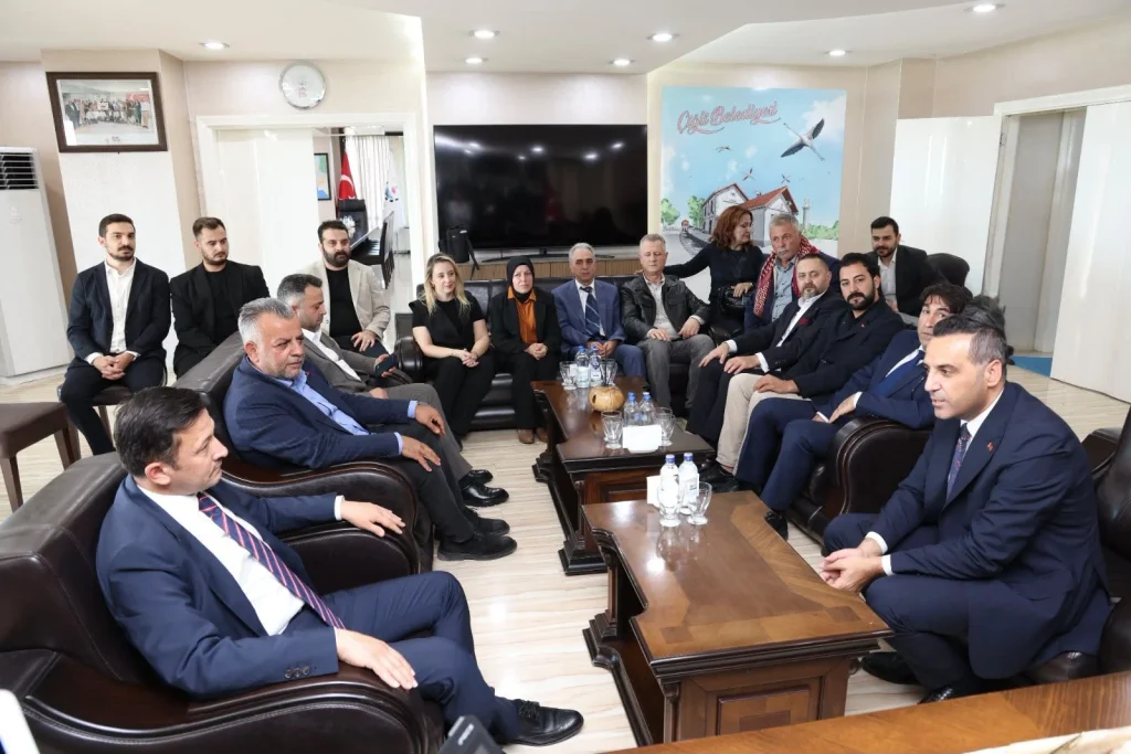 Sandıkta rakiptiler şimdi İzmir için birlikte omuz omuza verdiler! İzmir siyasetinde sürpriz buluşma!