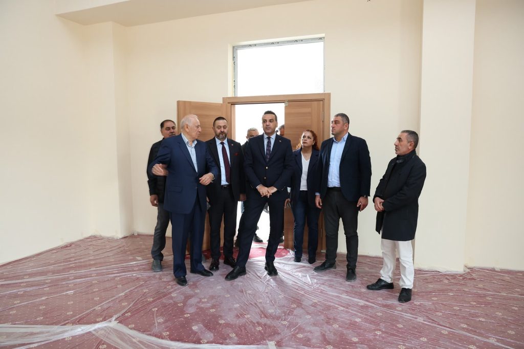 Başkan Yıldız Harmandalı Cemevi'nde talepleri dinledi