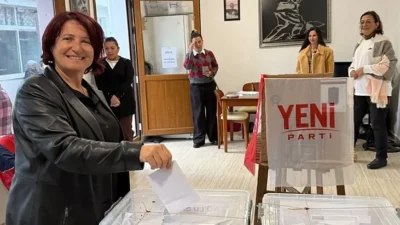 İzmir siyasetinde parti içi krizler ve istifalar ardı arkasına gelmeye