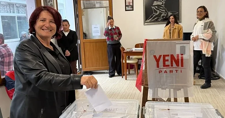 İzmir siyasetinde parti içi krizler ve istifalar ardı arkasına gelmeye